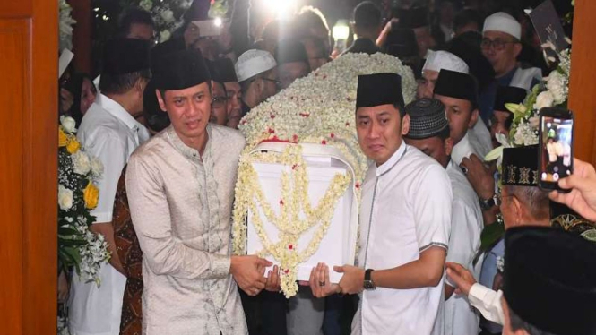 Agus Yudhoyono (kiri) dan Edhie Baskoro mengangkat peti jenazah Ani Yudhoyono