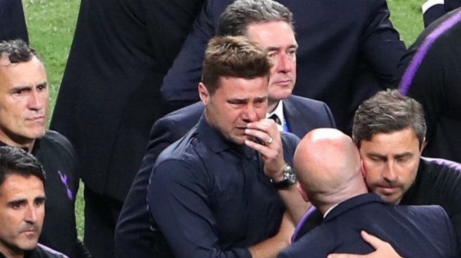 Manajer Tottenham Hotspur, Mauricio Pochettino, menangis usai final UCL
