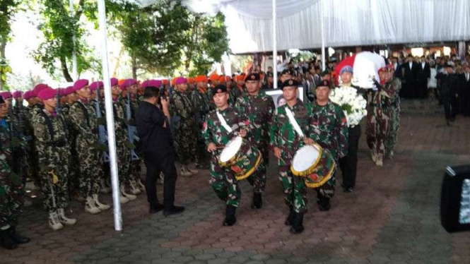 Prosesi pelepasan jenazah Ani Yudhoyono dari keluarga pada negara.