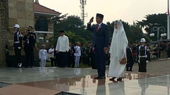Presiden Joko Widodo dan Ibu Negara Iriana di TMP Kalibata.