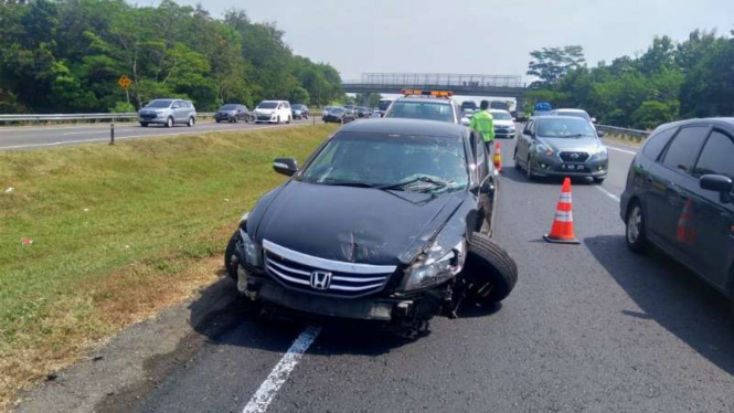 Dok Kecelakaan beruntun melibatkan tiga kendaraan terjadi di Kilometer 119-200 Tol Cikampek, Jawa Barat, Minggu, 2 Juni 2019.