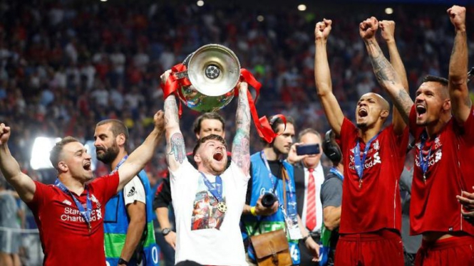 Bek Liverpool, Alberto Moreno mengangkat trofi Liga Champions