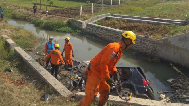 Tim SAR mengevakuasi pemudik tewas akibat kecelakaan di jalan tol trans-Jawa, Pemalang, Jawa Tengah, Minggu, 2 Juni 2019.