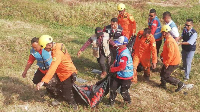 Tim SAR mengevakuasi pemudik tewas akibat kecelakaan di jalan tol trans-Jawa, Pe