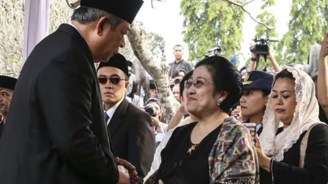 Presiden keenam Susilo Bambang Yudhoyono berjabat tangan dengan Presiden kelima Megawati saat pemakaman Ani Yudhoyono.