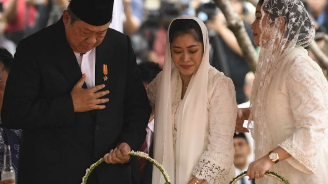 Presiden keenam Susilo Bambang Yudhoyono (kiri) didampingi menantu Annisa Pohan 
