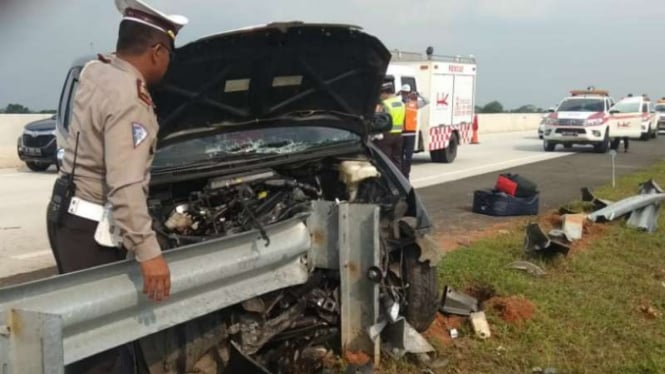 Kecelakaan di ruas jalan tol trans-Sumatera Bakauheni-Terbanggi Besar, Lampung, Minggu siang, 2 Juni 2019.