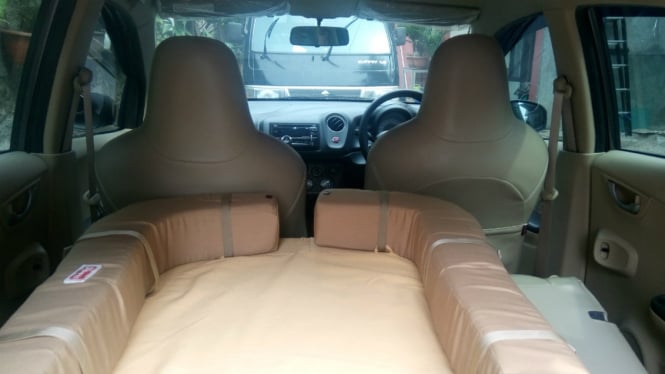 Kasur di dalam mobil untuk tidur.