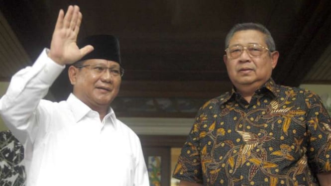 Ketua Umum Partai Gerindra Prabowo Subianto (kiri) memberi hormat kepada preside