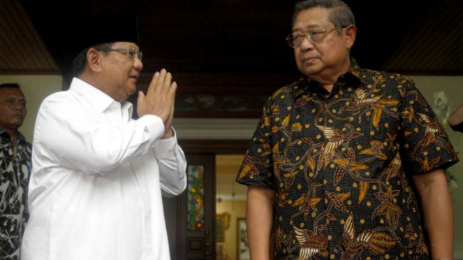 Ketua Umum Partai Gerindra Prabowo Subianto (kiri) memberi hormat kepada preside