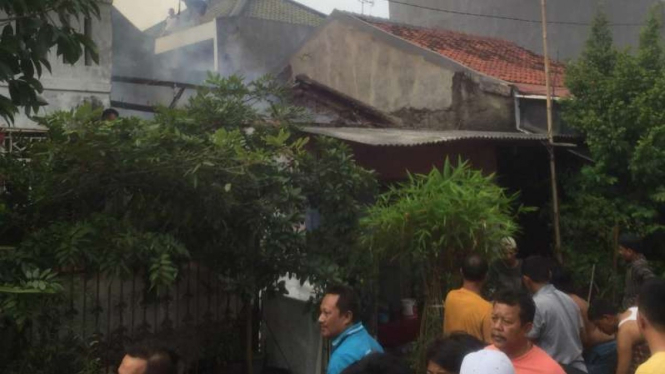 Sebuah bangunan rumah yang ditinggal mudik pulang kampung oleh pemiliknya Perumahan SBS, Jalan Bengawan Solo, Harapan Jaya Bekasi Utara, Kota Bekasi, Jawa Barat, kebakaran pada Senin sore, 3 Juni 2019.