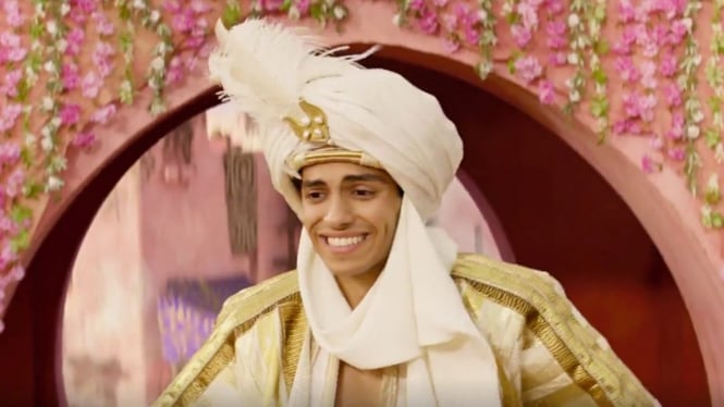 Mena Massoud sebagai Aladdin