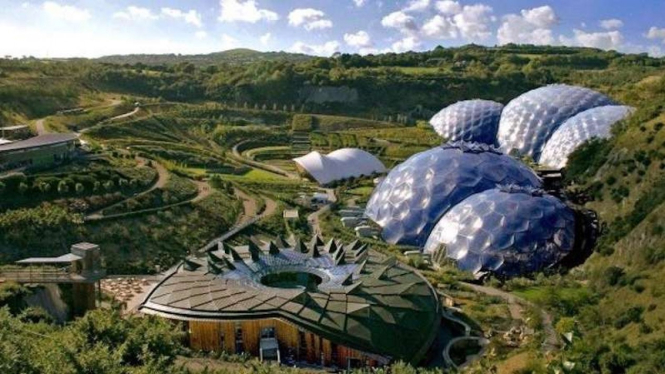 Eden Project di Cornwall Inggris memiliki hutan hujan dalam ruangan kubah