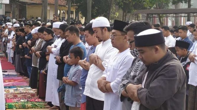 Jemaah Majelis Taqorub ILallah laksanakan salat Idul Fitri, Selasa, 4 Juni 2019.