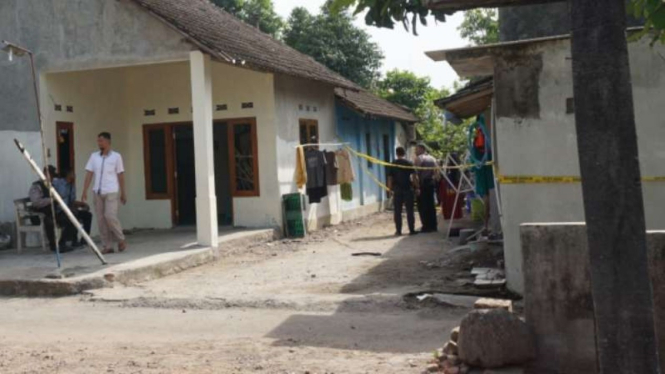 Polisi jaga rumah terduga pelaku bom di pos polisi Kartasura.