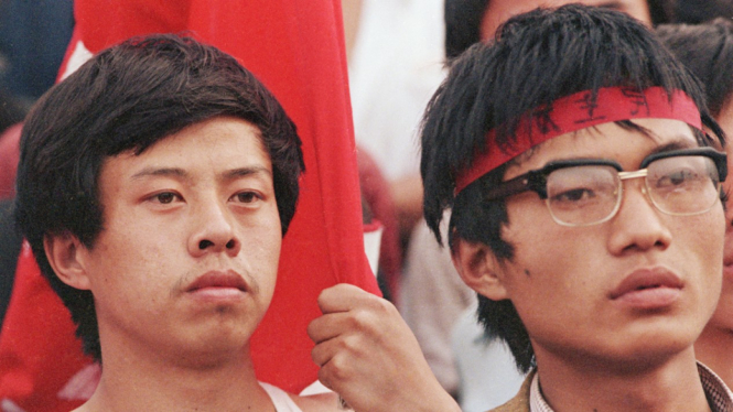 Dua orang pengunjukrasa di Lapangan Tiananmen 1989.-Getty Images