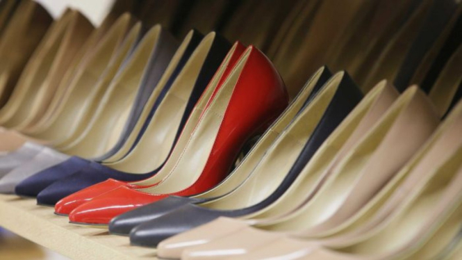 Aturan kerja di Jepang adalah bagi karyawan perempuan untuk mengenakan sepatu berhak tinggi ke kantor.