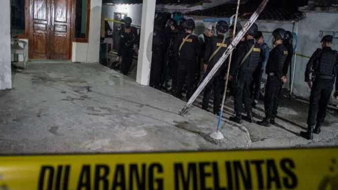 Polisi menggeledah rumah pelaku peledakan Pospam Kartasura