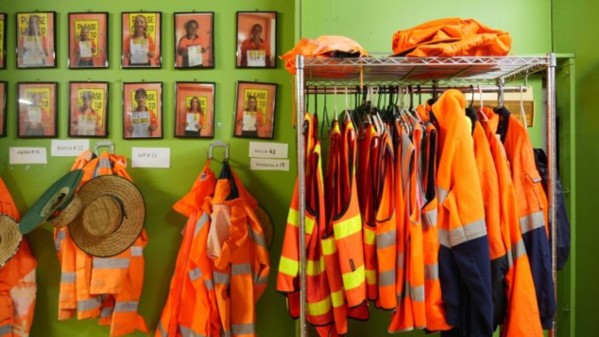 Semakin banyak pekerja perempuan menjadi pengatur lalu lintas di beberapa proyek kontruksi jalan di Darwin.