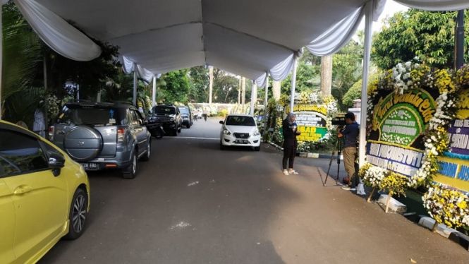 Karangan bunga di kediaman SBY di Puri Cikeas
