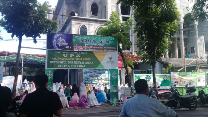 Ribuan umat Muslim melaksanakan salat Id di Masjid Agung Awwal Fathul Mibien, Manado.