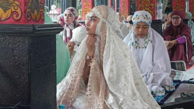 Aktris Vanessa Angel salat Id di Rutan Medaeng, Kabupaten Sidoarjo, Jawa Timur, pada Rabu, 5 Juni 2019.