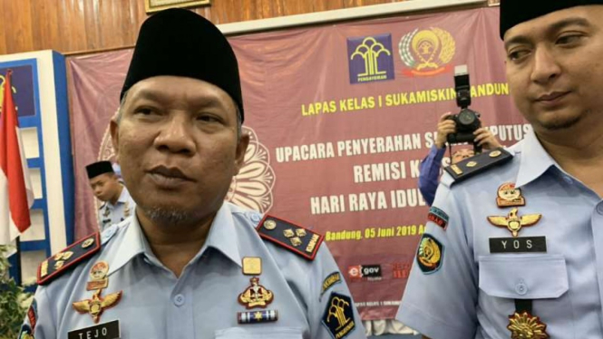 Kepala Lapas Sukamiskin Tejo Herwanto usai salat berjemaah Idul Fitri di lapas itu, Bandung, Jawa Barat, Rabu, 5 Juni 2019.