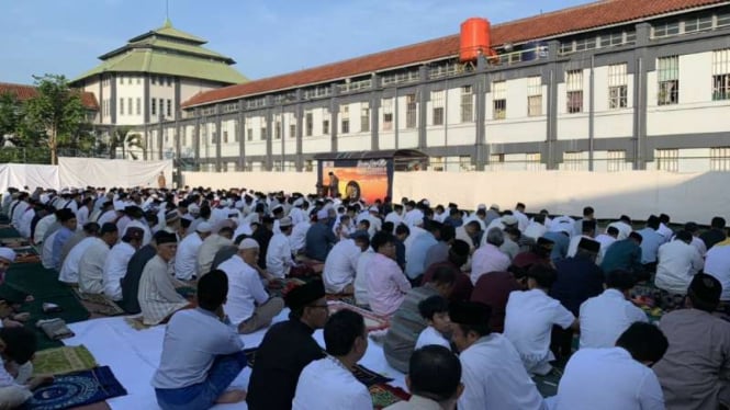 Para tahanan/narapidana penghuni Lapas Kelas 1 Sukamiskin, Bandung, Jawa Barat, salat berjemaah Idul Fitri pada Rabu pagi, 5 Juni 2019.