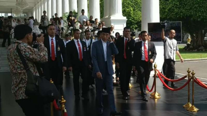 Presiden Joko Widodo membuat heboh masyarakat yang mengunjungi kompleks Istana Kepresidenan, Jakarta, untuk bersilaturahmi dengannya, juga Ibu Negara Iriana, pada Rabu siang, 5 Juni 2019.