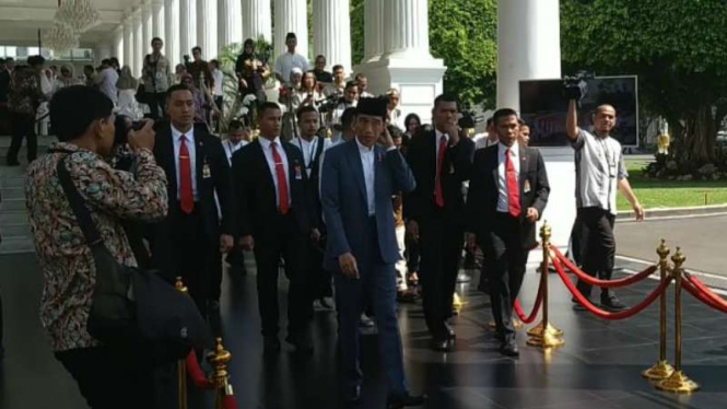Presiden Joko Widodo membuat heboh masyarakat yang mengunjungi kompleks Istana Kepresidenan, Jakarta, untuk bersilaturahmi dengannya, juga Ibu Negara Iriana, pada Rabu siang, 5 Juni 2019.