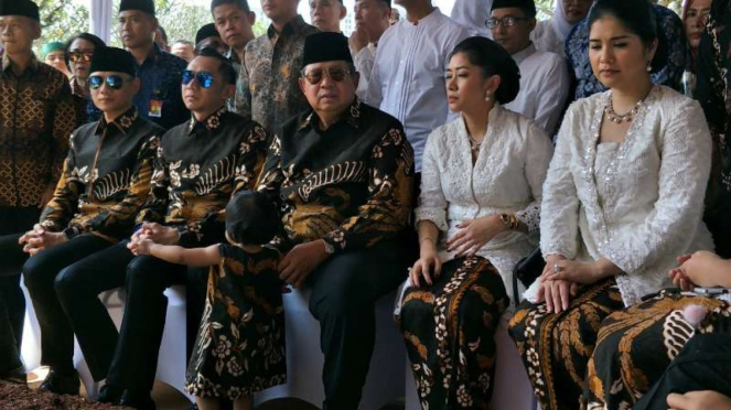 Presiden keenam Susilo Bambang Yudhoyono berziarah ke makam mendiang istrinya, Kristiani Herrawati atau Ani Yudhoyono, di Taman Makam Pahlawan Kalibata, Jakarta, usai salat Idul Fitri, Rabu 5 Juni 2019.
