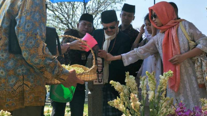 Presiden ketiga RI Bacharuddin Jusuf Habibie berziarah ke makam mendiang istrinya, Hasri Ainun Habibie, Taman Makam Pahlawan Kalibata, Jakarta, usai salat Idul Fitri, Rabu, 5 Juni 2019.