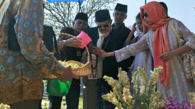 Presiden ketiga RI Bacharuddin Jusuf Habibie berziarah ke makam mendiang istrinya, Hasri Ainun Habibie, Taman Makam Pahlawan Kalibata, Jakarta, usai salat Idul Fitri, Rabu, 5 Juni 2019.