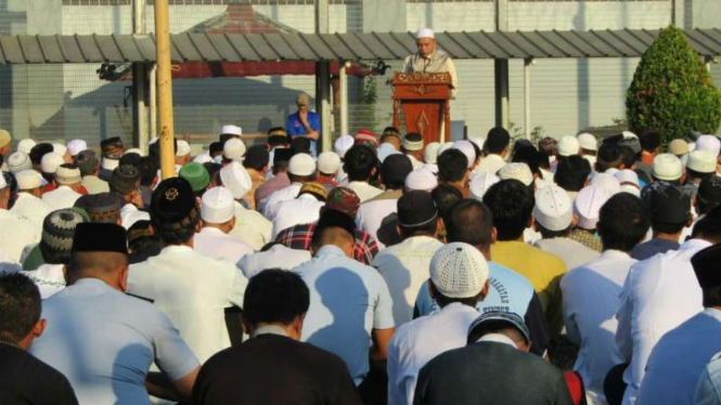 Para narapidana mendengarkan khotbah salat Idul Fitri di Lapas Kelas III Gunung Sidur, Bogor, Jawa Barat, Rabu, 5 Juni 2019.