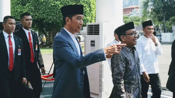 Presiden Jokowi ajak warga mengantre silaturahim foto bersama