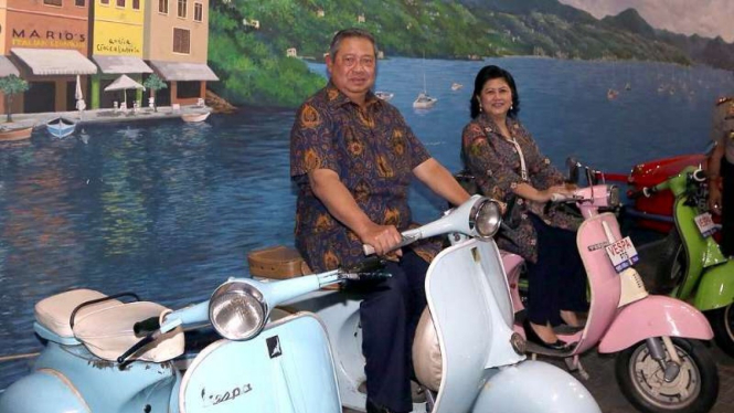 SBY dan Ani Yudhoyono berfoto di atas Vespa