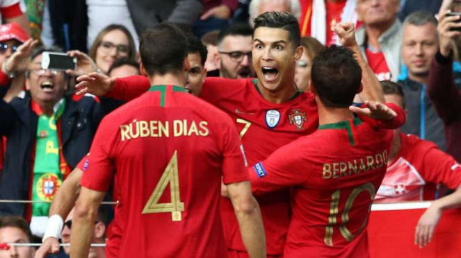 Pemain Portugal rayakan gol Cristiano Ronaldo.