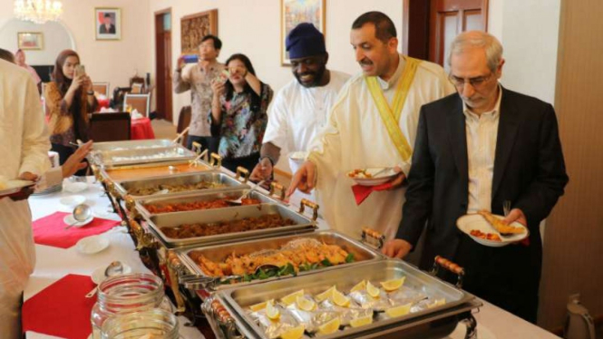 Menikmati jamuan makan Idul Fitri 2019 di KBRI Pyongyang