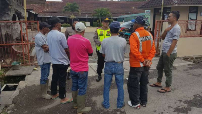 Polsek Tarogong Kaler tertibkan pungli pengunjung objek wisata Cipanas Garut.