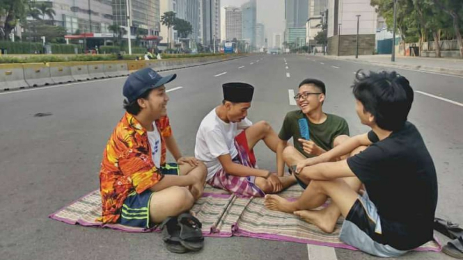 Jakarta sepi, warga berfoto di tengah jalan
