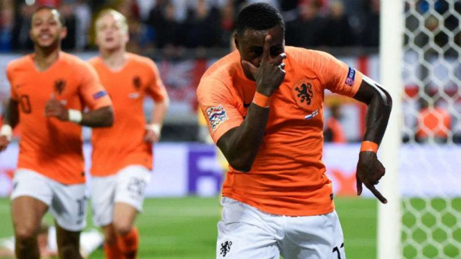 Pemain Belanda rayakan gol.