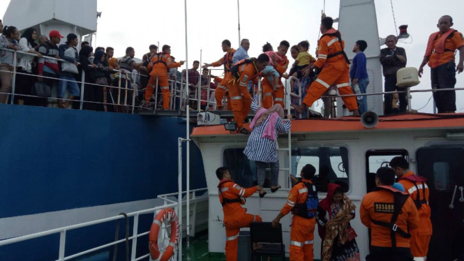 Basarnas evakuasi KMP Mutiara Persada II 