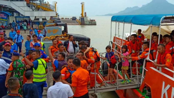 Tim SAR gabungan mengevakuasi ratusan penumpang kapal motor penumpang Mutiara Persada II yang kandas di Alur Masuk Dermaga Pelabuhan Bakauheni, Lampung Selatan, Lampung, Jumat, 7 Juni 2019.