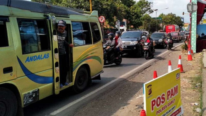 Arus lalu lintas dari arah Bandung maupun Tasikmalaya melalui jalur selatan Jawa Barat atau melalui wilayah Kabupaten Garut terpantau cukup padat pada Jumat sore, 7 Juni 2019.