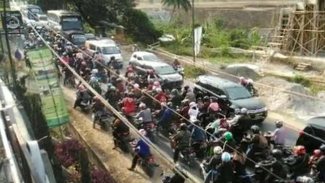 Arus arus lalu lintas di jalur selatan Jawa Barat, tepatnya di jalur Limbangan-Malangbong, macet dari arah Tasikmalaya menuju Bandung pada Jumat, 7 Juni 2019.