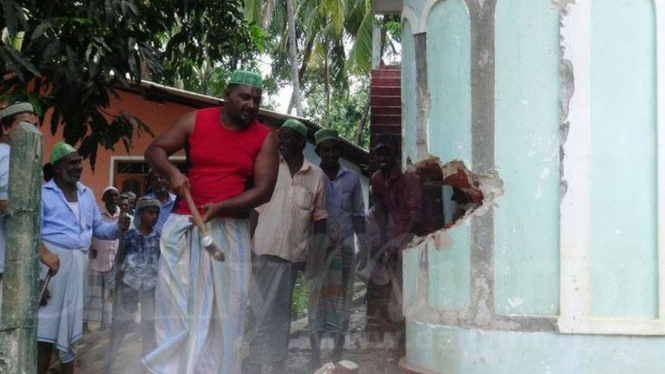 Umat Muslim di Sri Lanka menghancurkan sebuah masjid yang digunakan kelompok terlarang National Thowheed Jamath guna menunjukkan perlawanan terhadap ekstremisme. - BBC