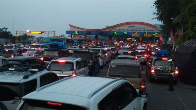 Arus lalu lintas padat di gate Pelabuhan Bakauheni, Lampung Selatan, Lampung, pada Jumat, 7 Juni 2019.