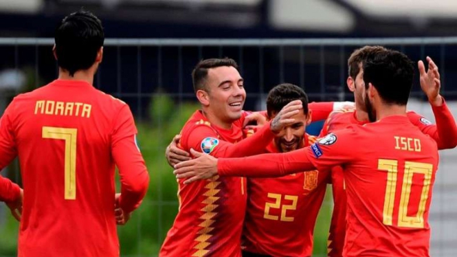 Para pemain Timnas Spanyol merayakan gol Jesus Navas (kedua dari kanan)