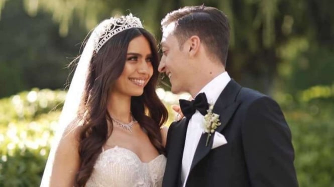 Bintang Arsenal, Mesut Oezil, menikah dengan kekasihnya, Amine Gulse