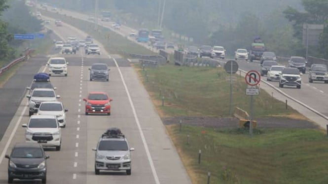 Sejumlah kendaraan pemudik melintas di tol Cipali, Palimanan, Cirebon, Jabar/Ilustrasi.